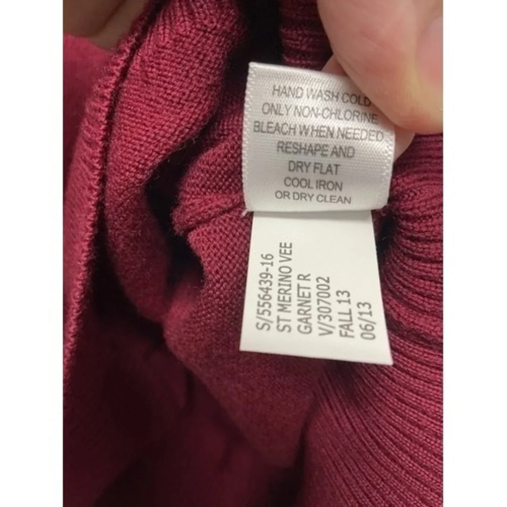 NWOT Banana Republic Burgundy Long Sleeve V-Neck Sweater Men‎ Large China Wool